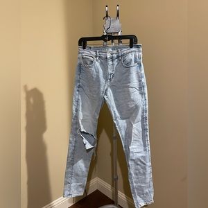 American Eagle 90’s skinny jeans in a size 6 long.